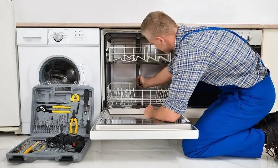 Elmadağ Midea servisi teknisyen ekibi beyaz eşya tamiri yaparken